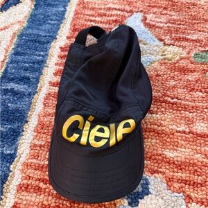Ciele run hat